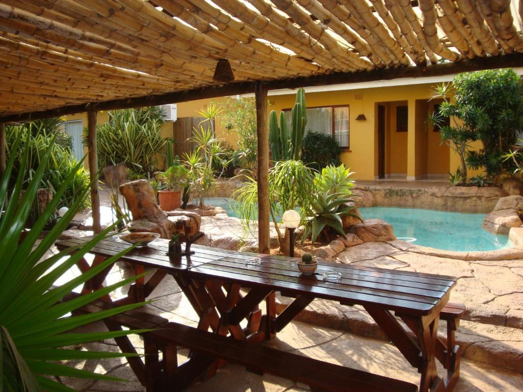 Flintstones Guest House Durban Exterior photo