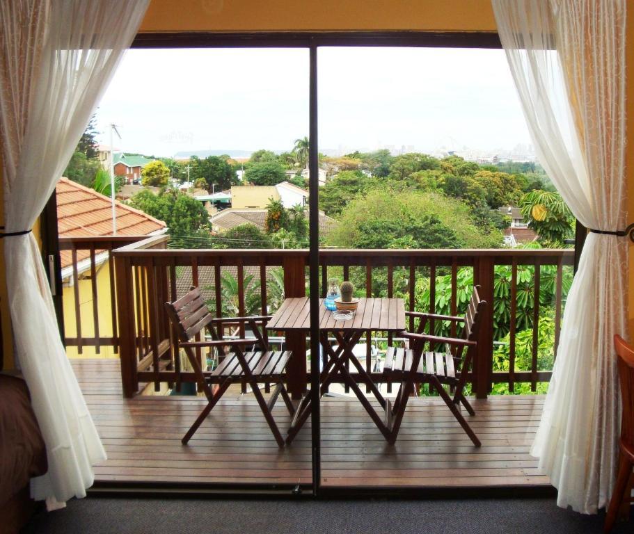 Flintstones Guest House Durban Exterior photo